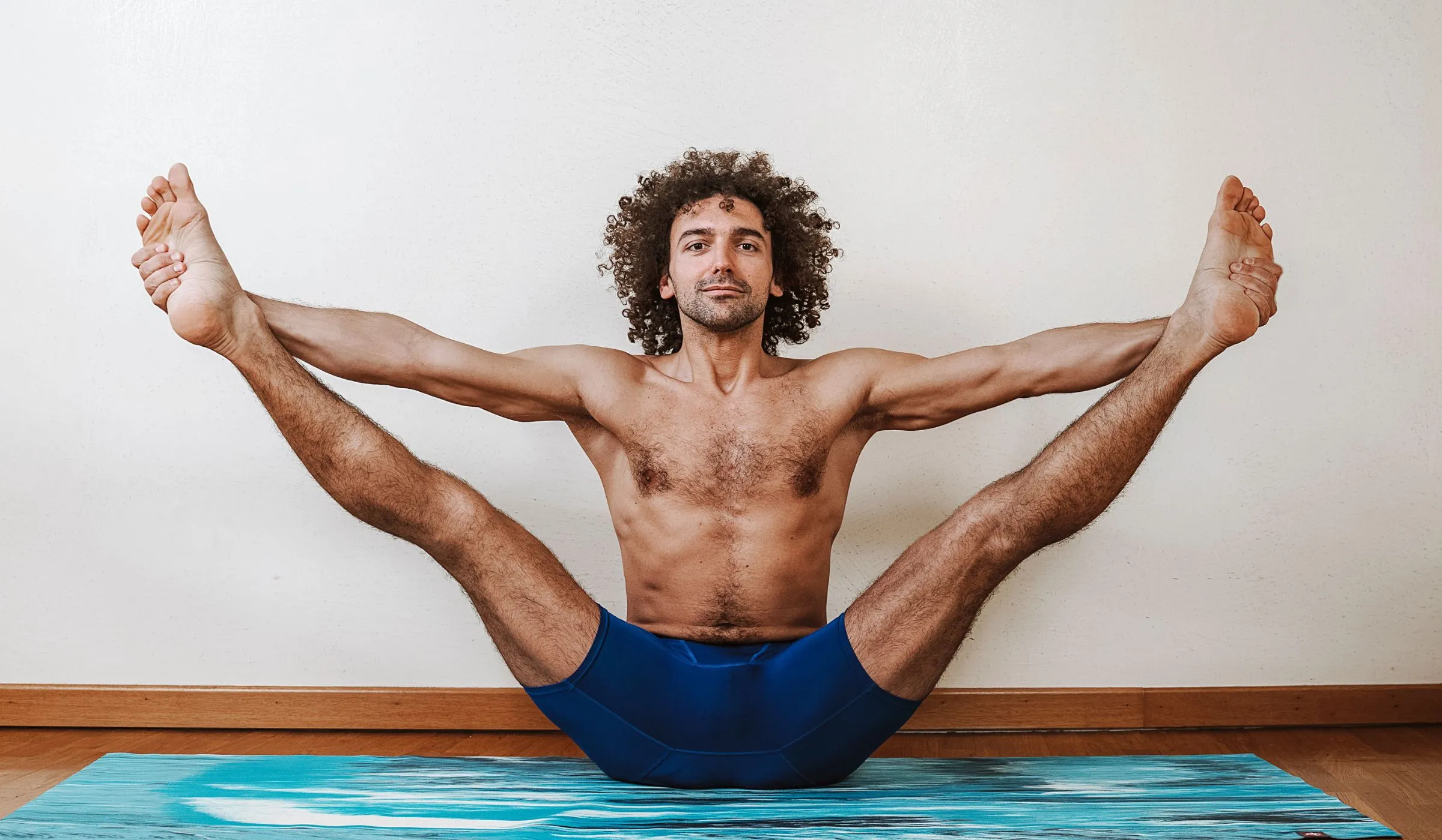 Andrea Michielan durante una pratica di yoga