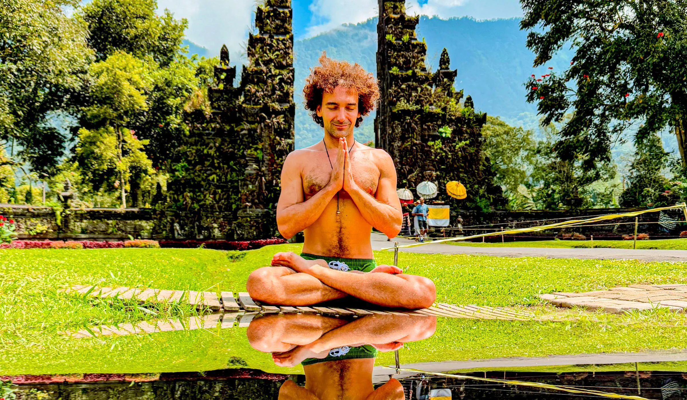 Andrea Michielan durante una pratica di yoga consapevole