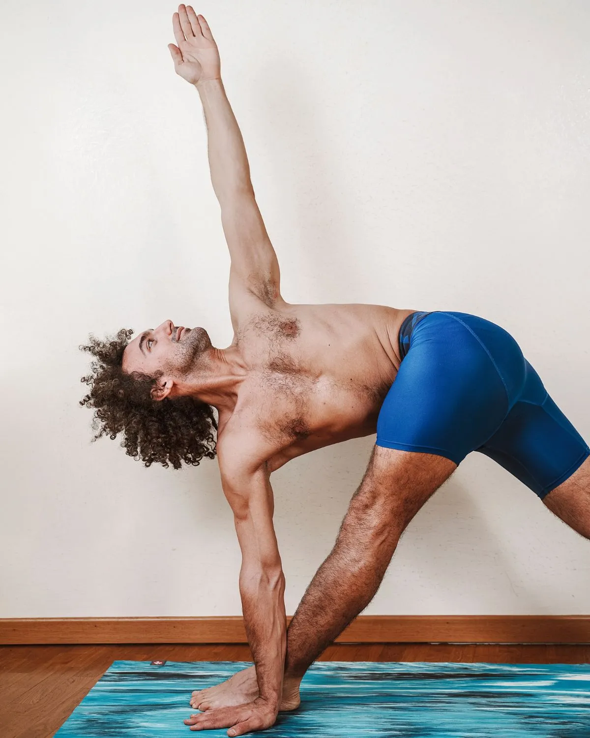Momento di pratica yoga dedicato al movimento consapevole