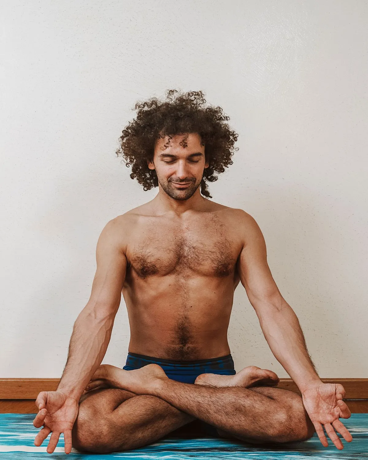 Pratica di yoga in uno spazio naturale