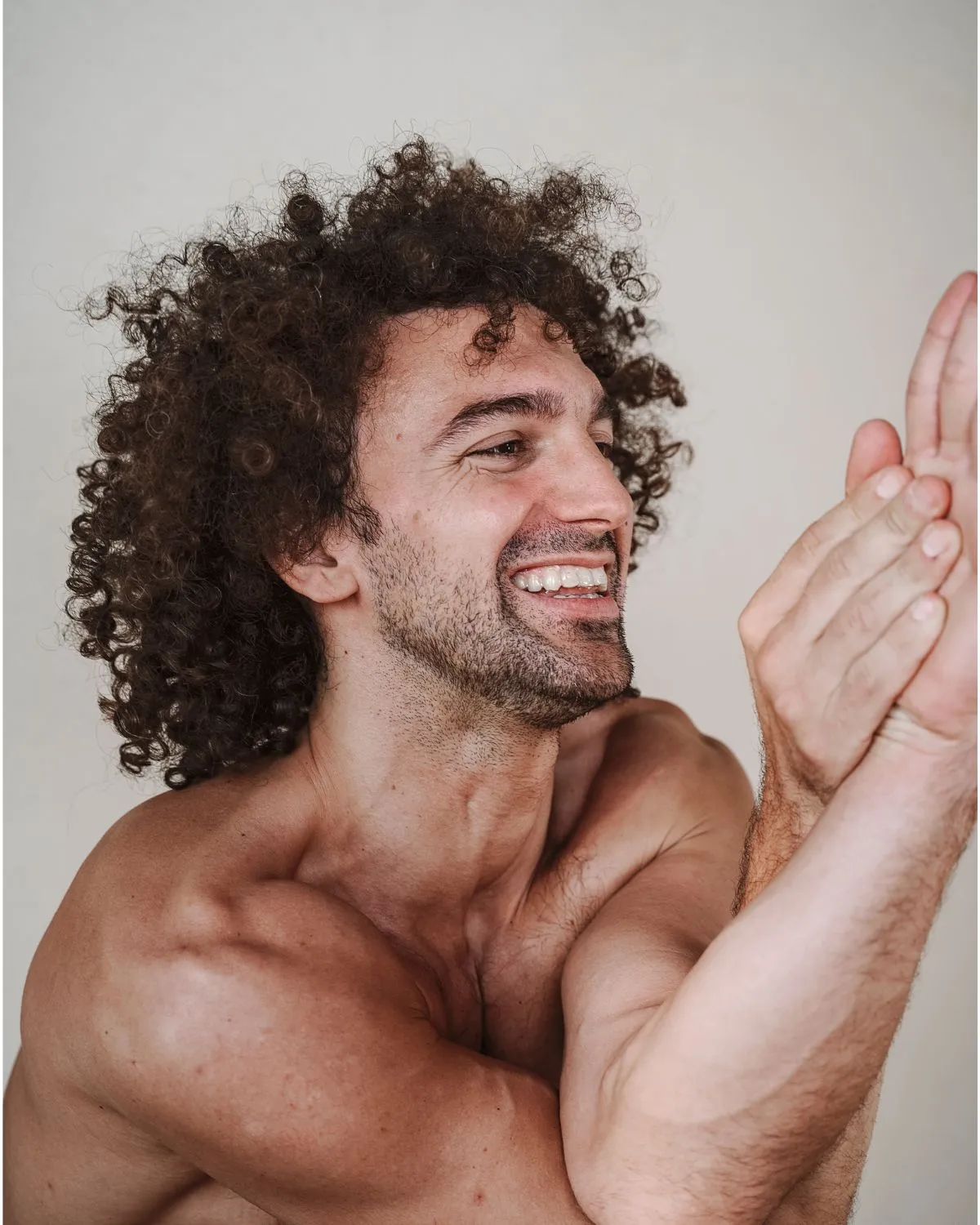 Persone riunite durante una pratica yoga